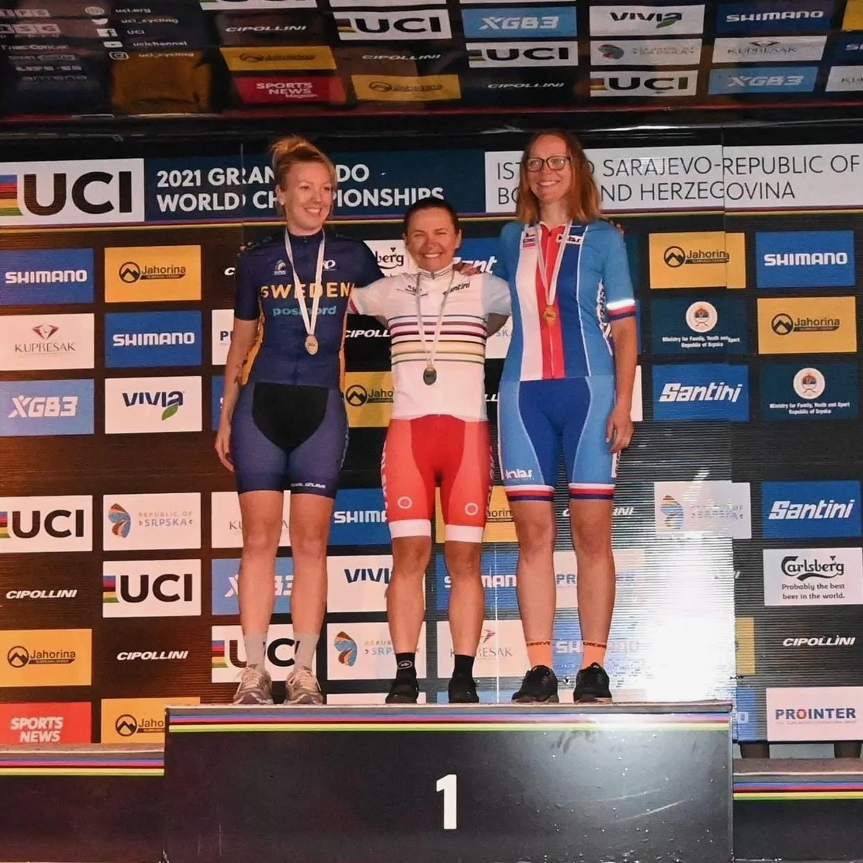 Alina Myłka w tęczowej koszulce na najwyższym stopniu podium Gran Fondo na MŚ UCI w Sarajewie
