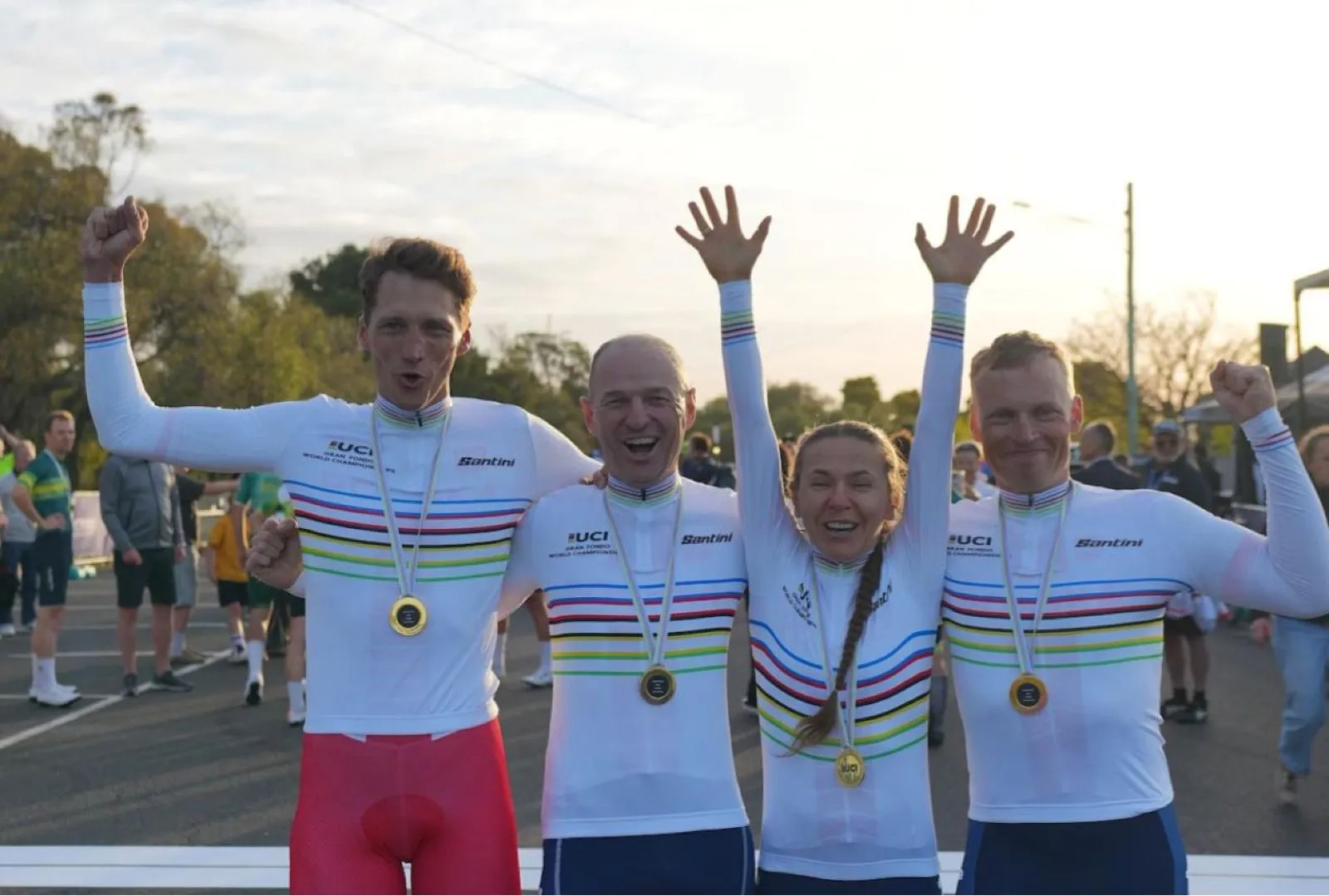 Polska sztafeta w tęczowych koszulkach ze złotymi medalami w Lorne