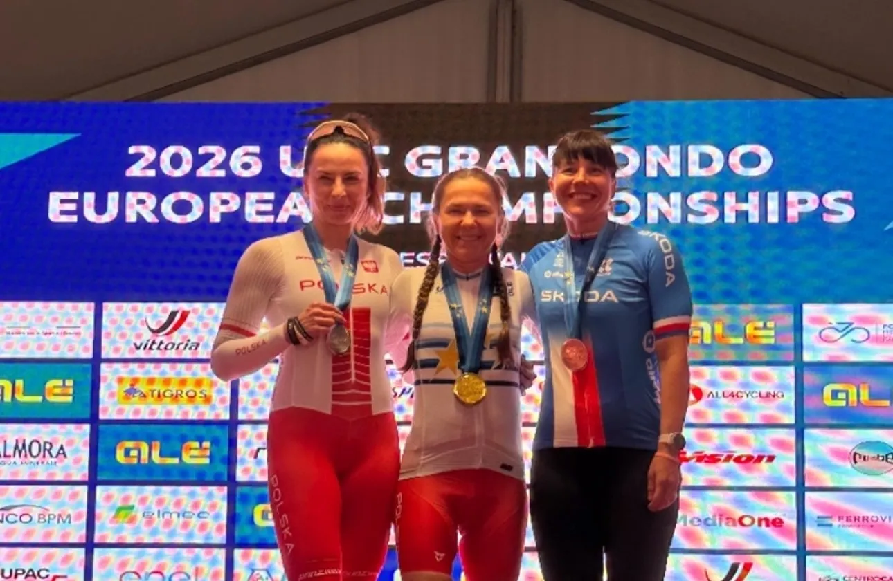 Alina Myłka w koszulce mistrzyni Europy na najwyższym stopniu podium w Varese
